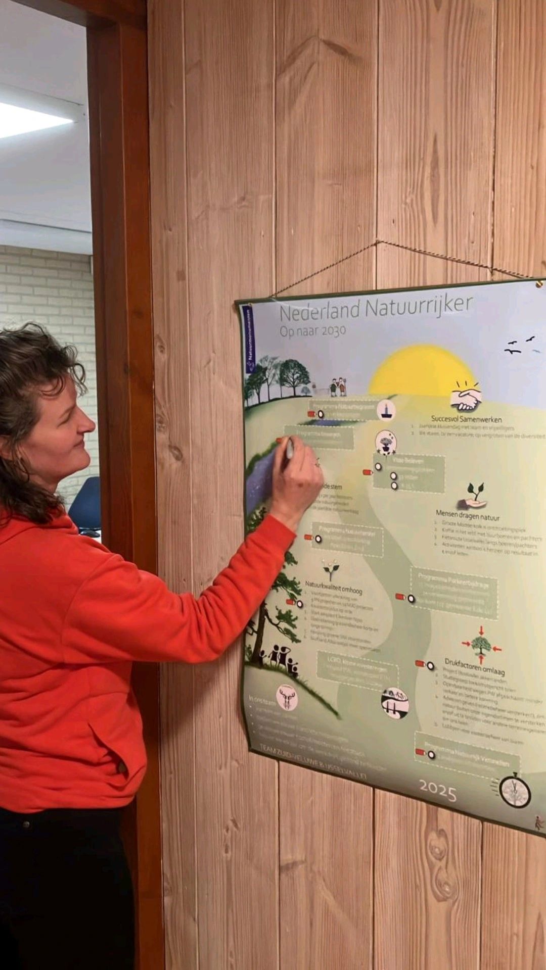 Een visie is belangrijk, maar maak het ook leuk! Laat hem uittekenen en zet afvinkvakjes bij concrete resultaten. Mensen hóúden van afvinken! En de doelen blijven in postervorm scherp in beeld. Veel beter dan een document ergens op de gezamenlijke schijf.